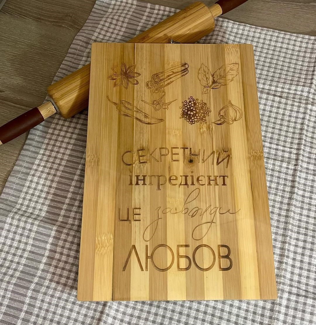Кухонна дошка бамбукова "Найкращі спеції - любов і турбота" 24х34
